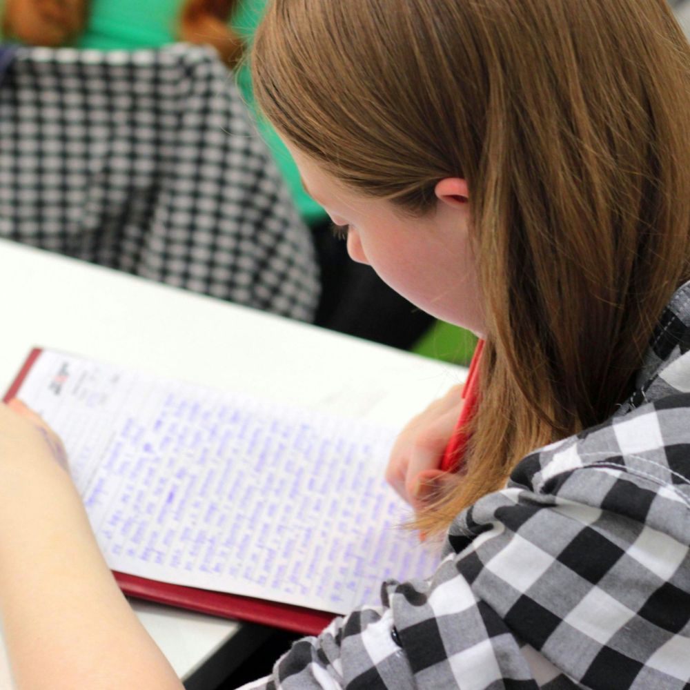 IES Santa Emerenciana - alumno haciendo examen