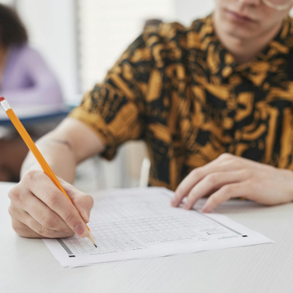 IES Santa Emerenciana - alumno haciendo examen