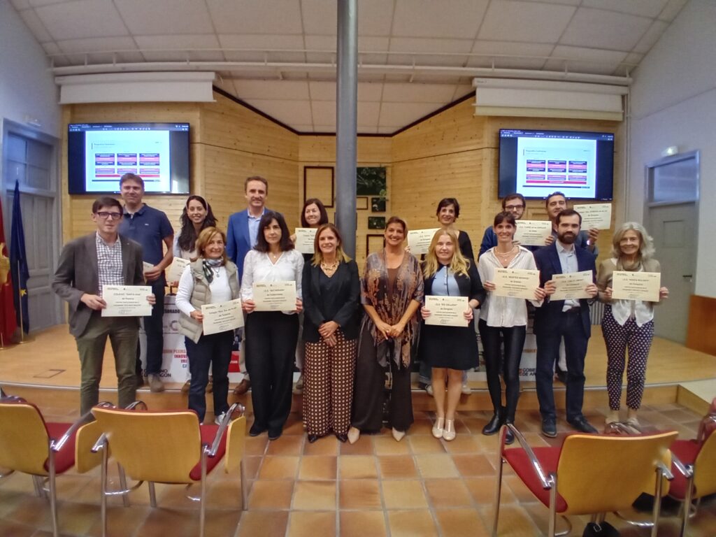 Foto de todos los representantes con los diplomas de reconocimiento por su labor